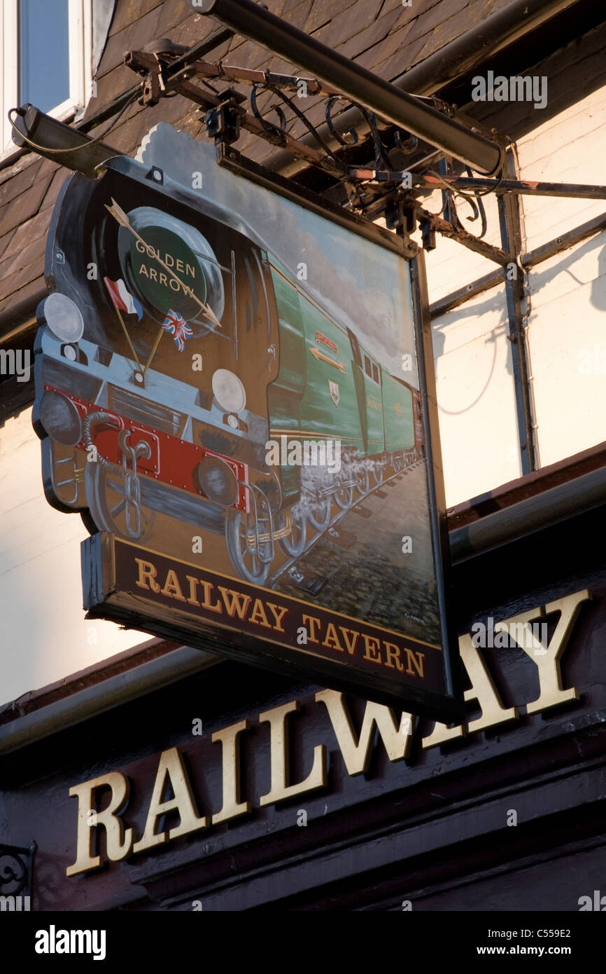 Railway Tavern enseigne de pub à Salisbury, Angleterre, RU Banque D'Images