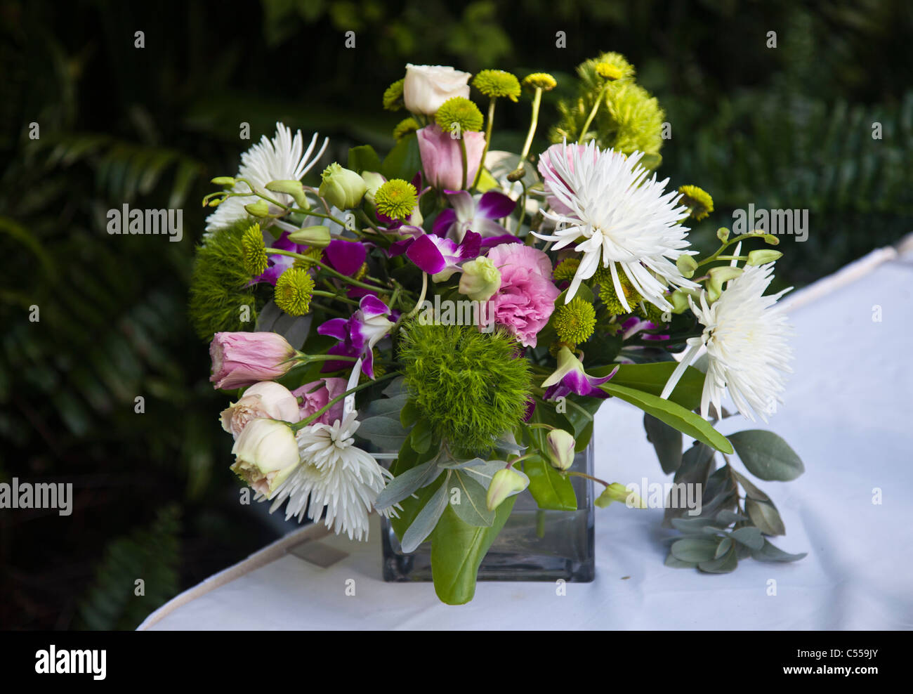 Arrangement de fleurs sur la table Banque D'Images