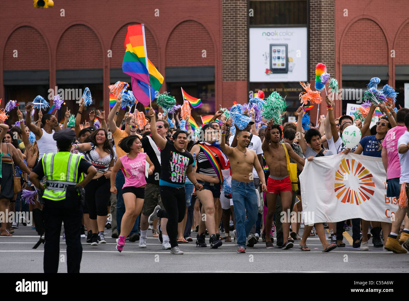 Les fêtards de couleur vive dans la marche LGBT 2011 Gay Pride Parade à New York City Banque D'Images