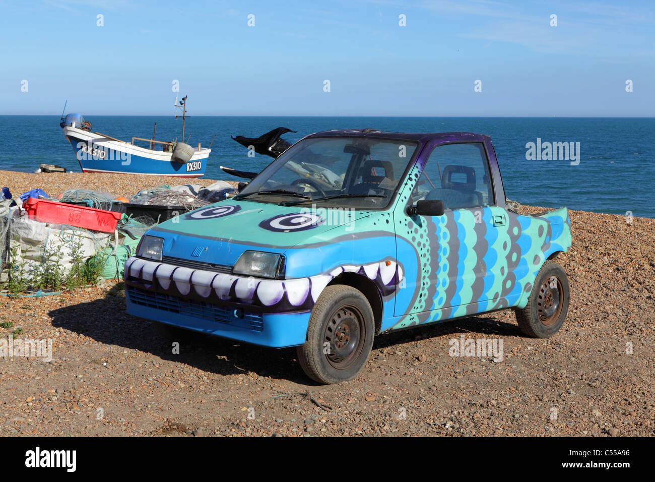 La décoration originale vieille voiture sur la plage d'Hastings, East Sussex, Angleterre, RU, FR Banque D'Images