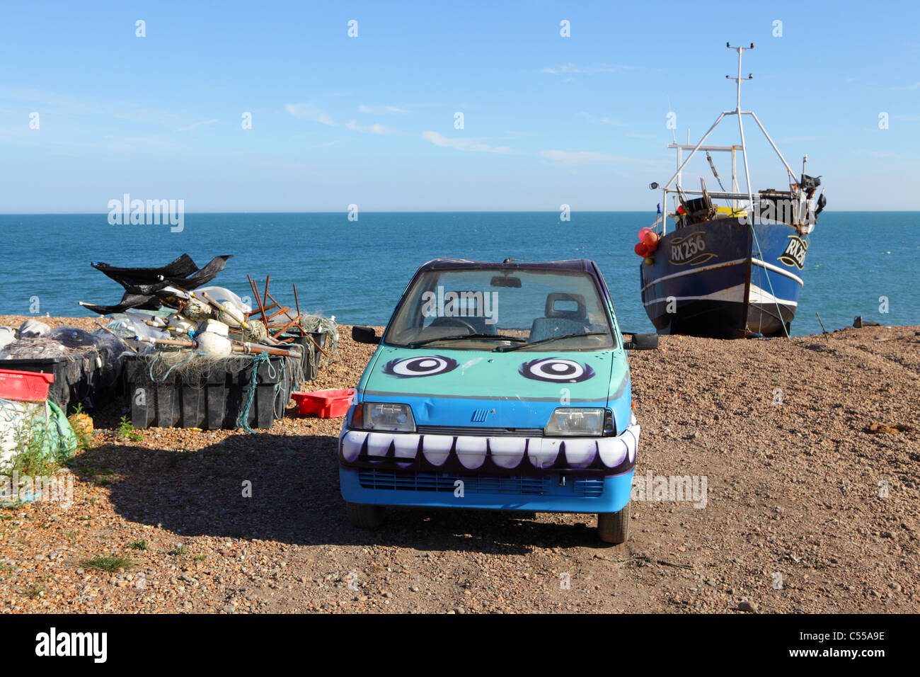 Vieille voiture décorée à gauche sur la plage d'Hastings East Sussex, England, UK, FR Banque D'Images