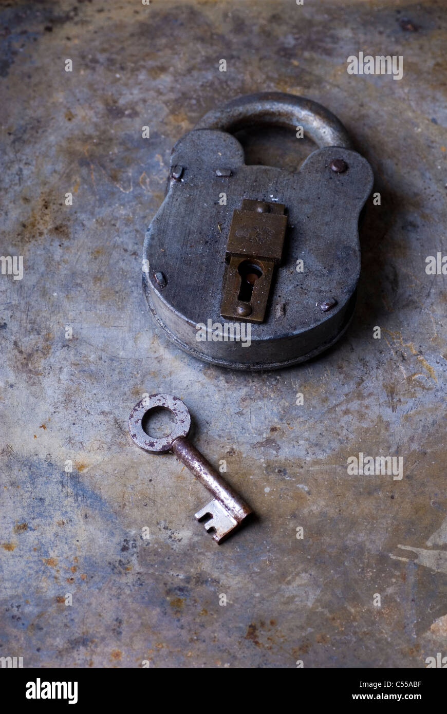 Ancien cadenas avec une clé Banque D'Images