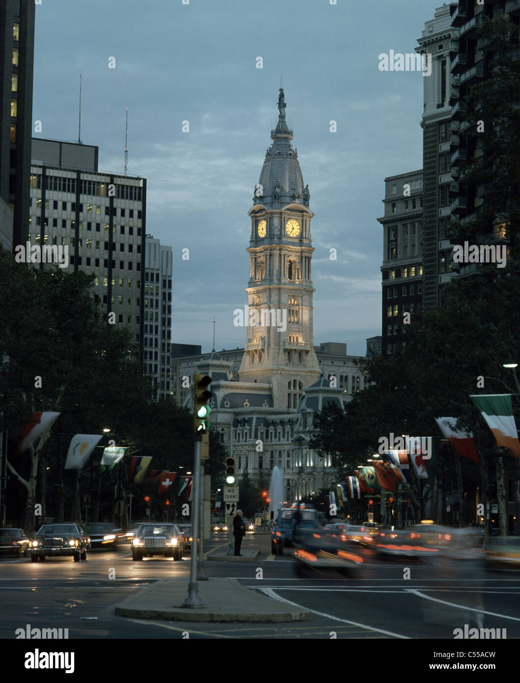 USA, Pennsylvania, Philadelphia, Benjamin Franklin Parkway et l'Hôtel de ville au crépuscule Banque D'Images
