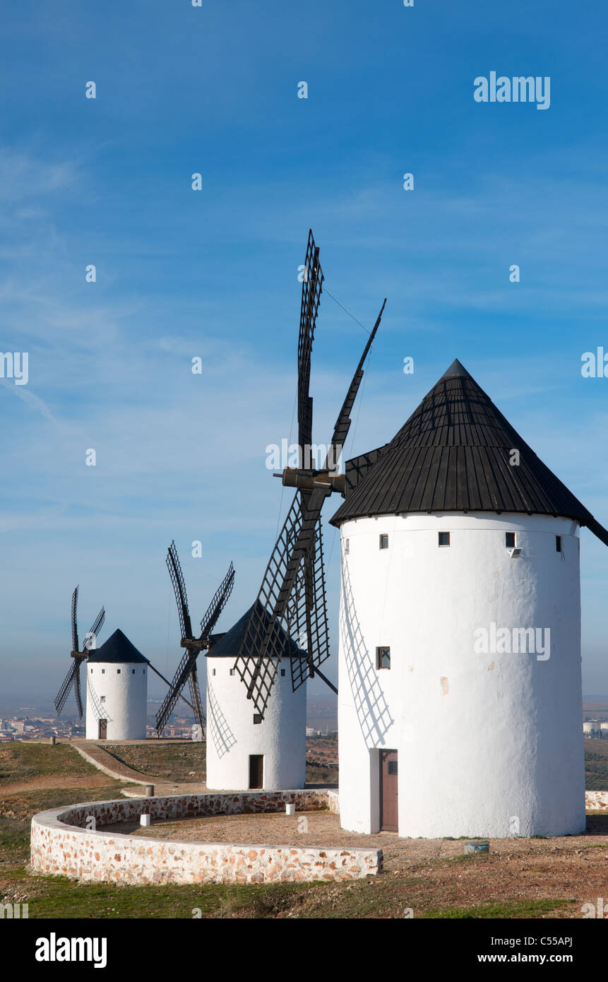 Groupe de moulins à vent traditionnels à Alcazar de San Juan, Ciudad Real, Castille La Manche, Espagne Banque D'Images