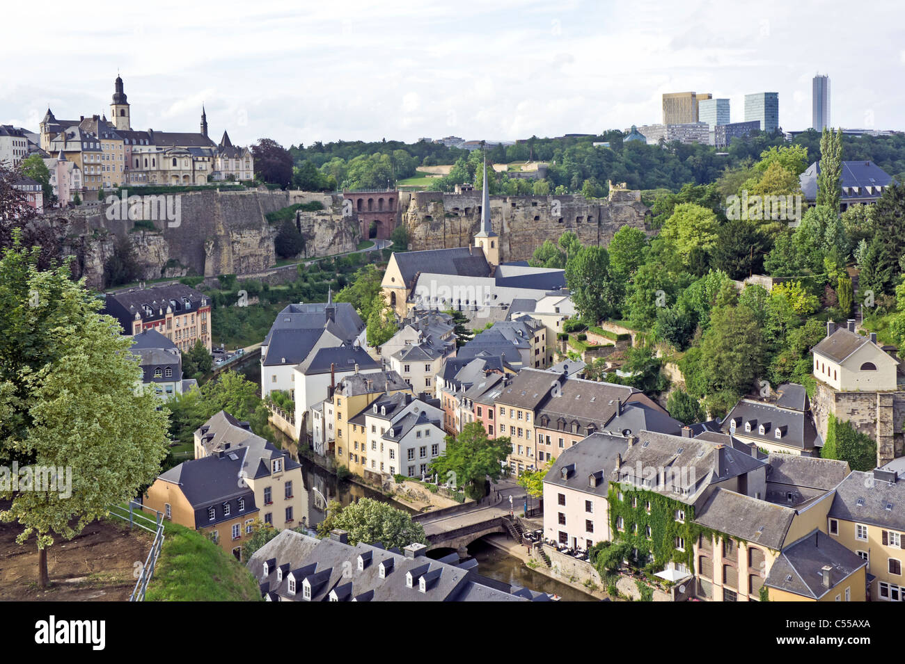 Vue sur la montée du Grund Uewerstad Ville de Luxembourg Luxembourg avec Munster bridge centre inférieur & Abb. de Neumunster center Banque D'Images