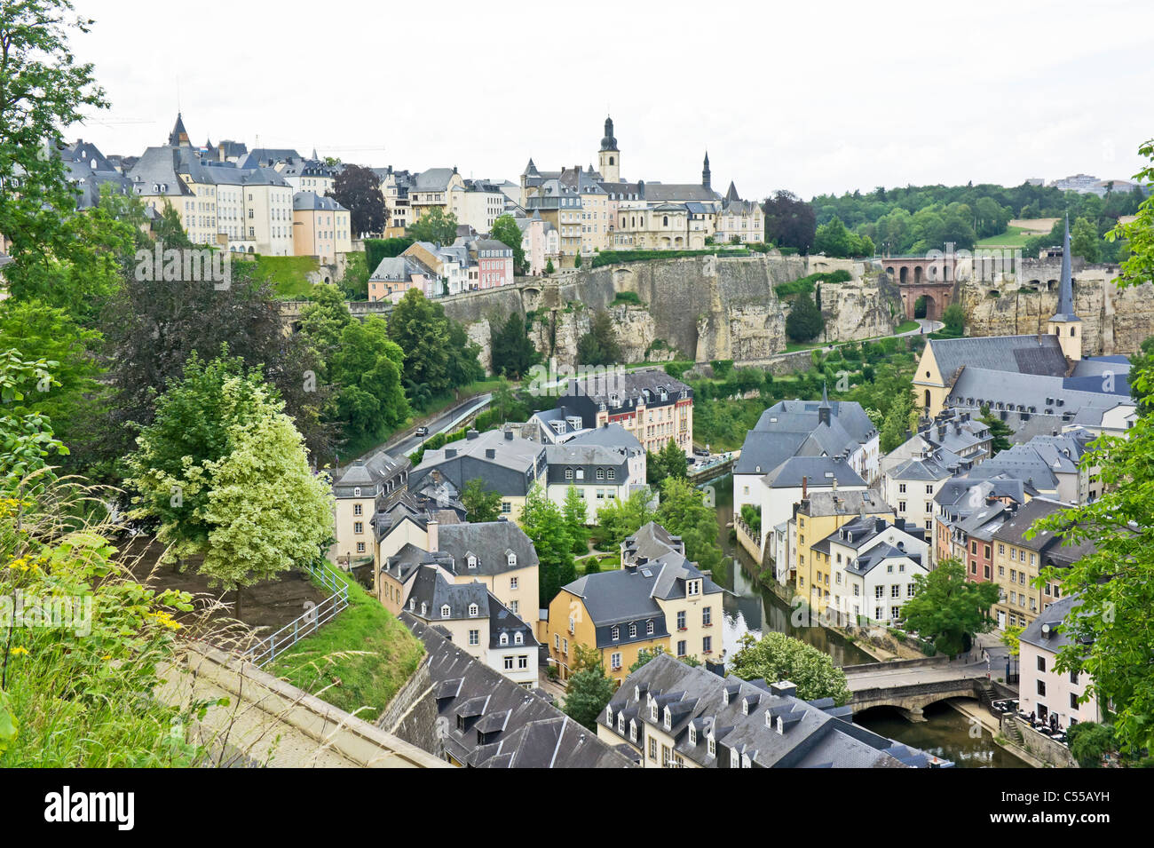 Vue sur la montée du Grund Uewerstad Ville de Luxembourg Luxembourg, avec en bas à droite du pont de Munster et ABB. de Neumunster (droite) Banque D'Images