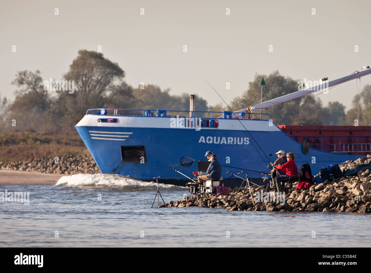 Les Pays-Bas, Nijmegen, cargo sur la rivière Waal. Les pêcheurs. Banque D'Images