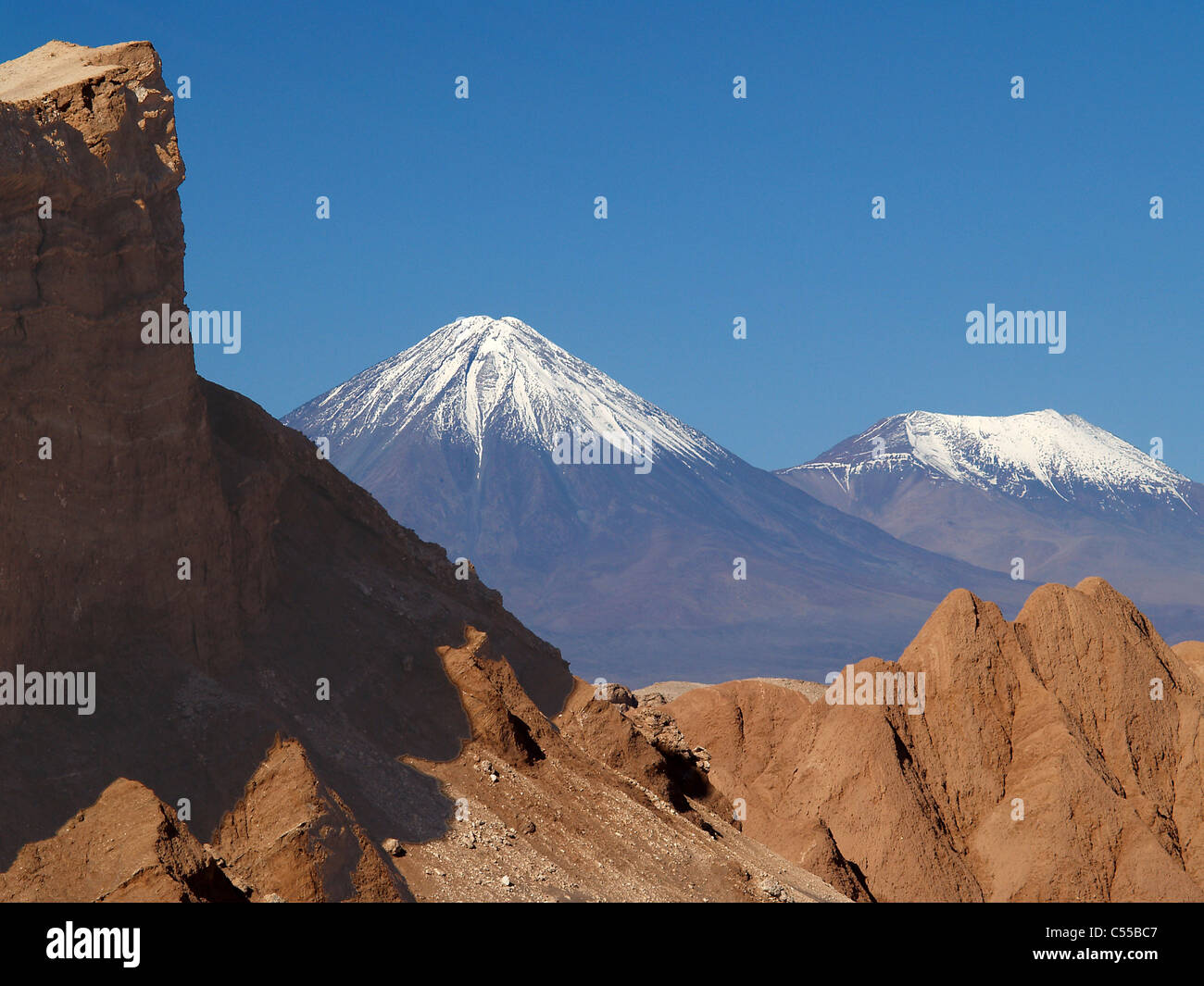 Cerro Juriques et Lincancabur Vulcan dans la Valle de La Luna, San Pedro de Atacama, Chili Banque D'Images