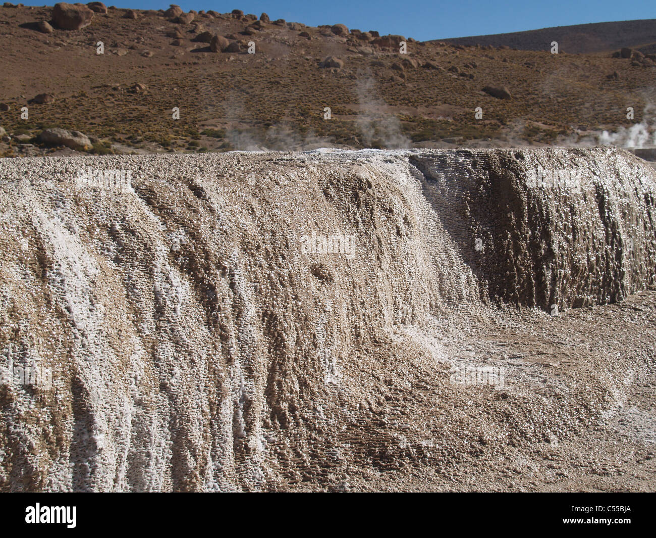 Terrasses formant des geysers El Tatio, Chili Banque D'Images