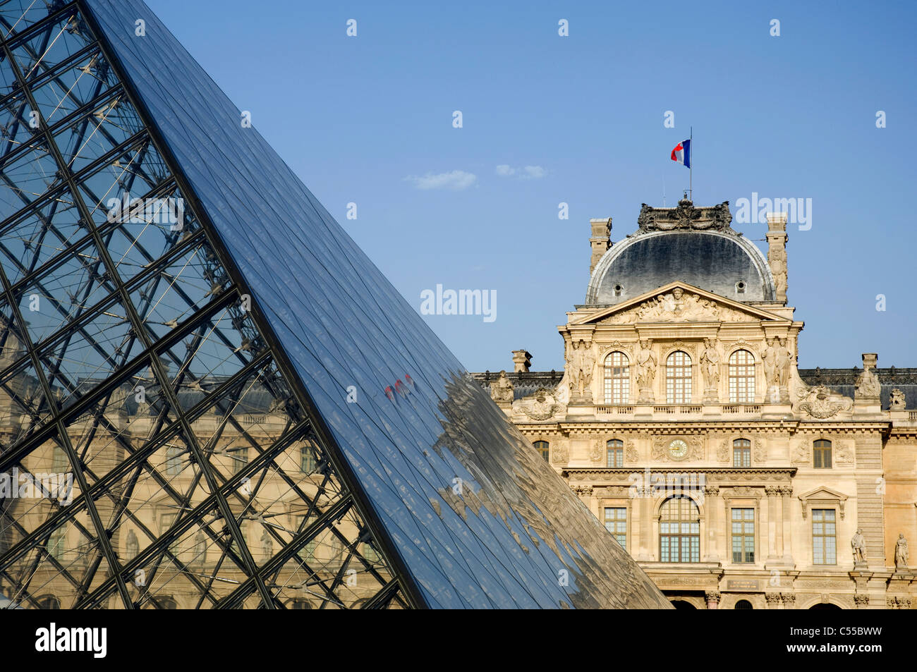 En face de la pyramide Pavillon Sully, la pyramide du Louvre, Musée du Louvre, Paris, Ile-de-France, France Banque D'Images