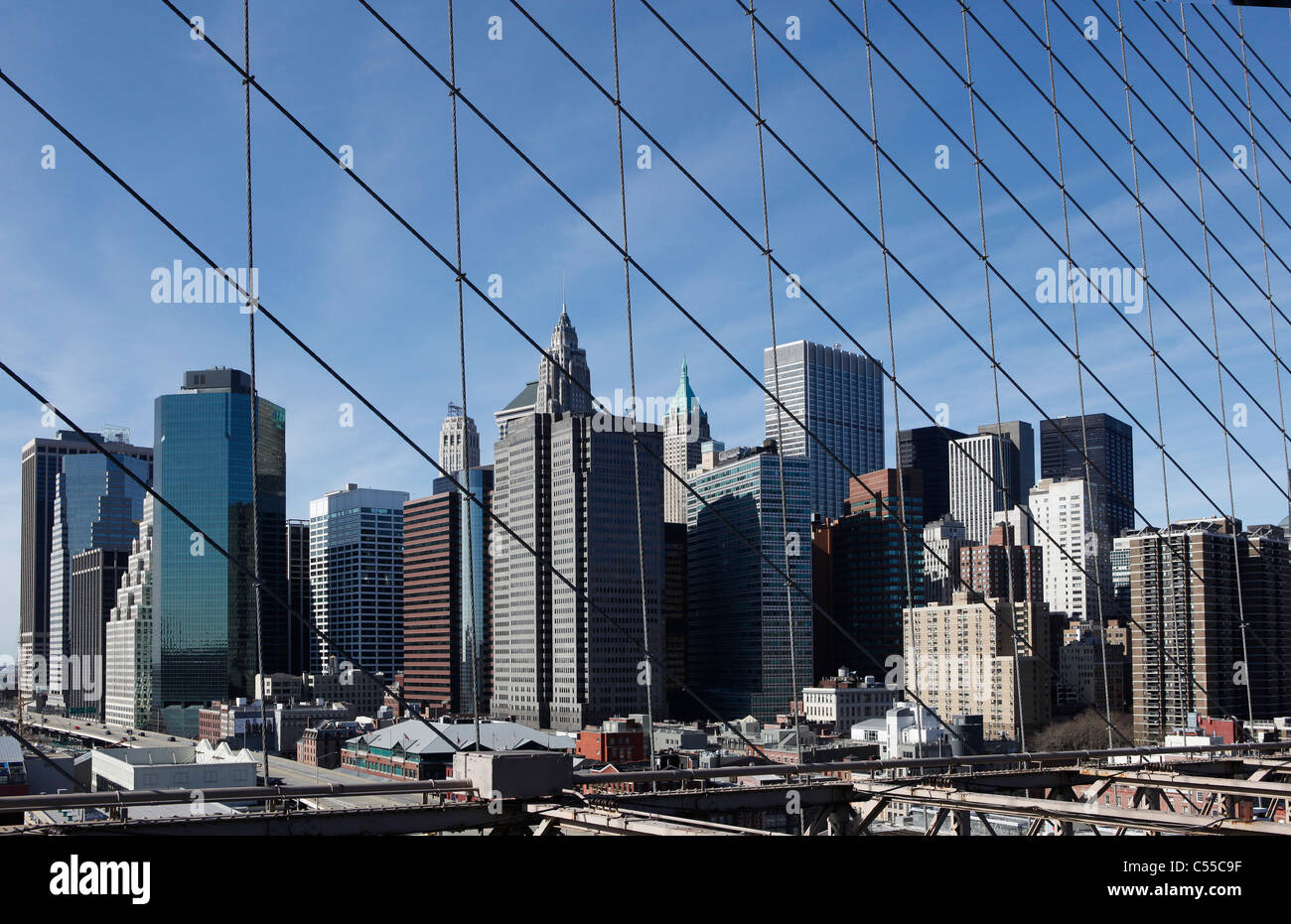 Un paysage du quartier financier, sur l'île de Manhattan à New York City. Plan du Pont de Brooklyn sur une journée d'hiver ensoleillée. Banque D'Images
