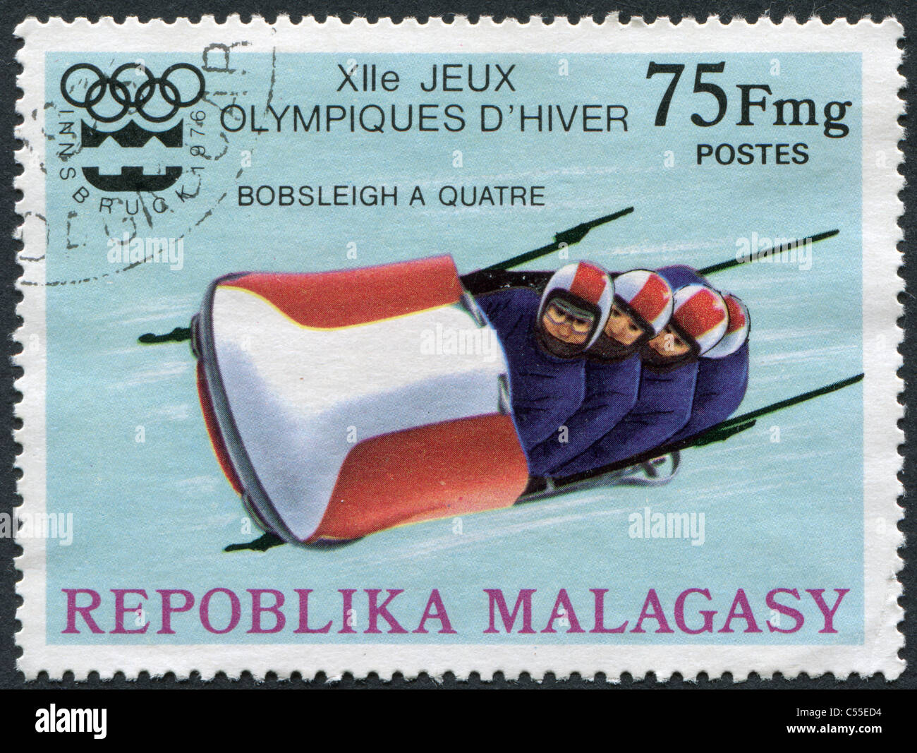 MADAGASCAR - 1975 : timbres-poste imprimés en Madagascar, est dédié à des Jeux Olympiques d'hiver à Innsbruck, montre un bobsleigh Banque D'Images