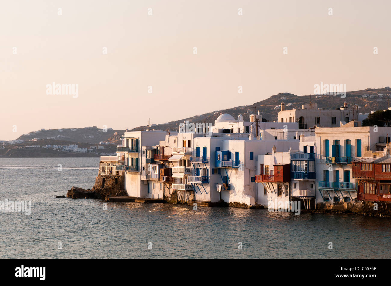 Les bâtiments au bord de l'eau, la Petite Venise, la ville de Mykonos, Mykonos, Cyclades, Grèce Banque D'Images