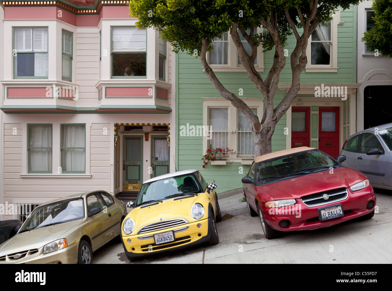 Voitures garées sur une rue en pente à San Francisco California USA Banque D'Images