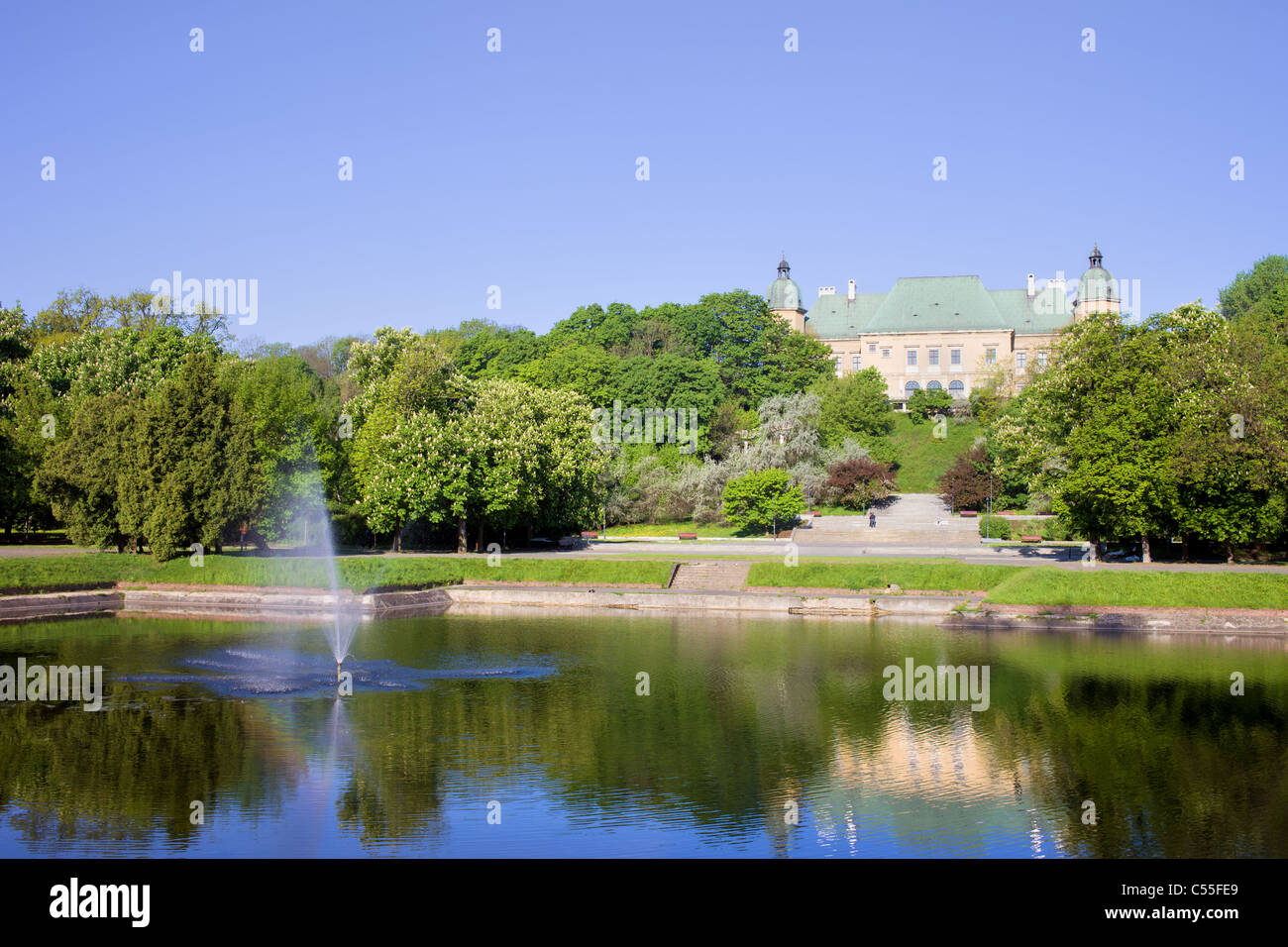 Parc en face de l'Château Ujazdowski à Varsovie, Pologne Banque D'Images