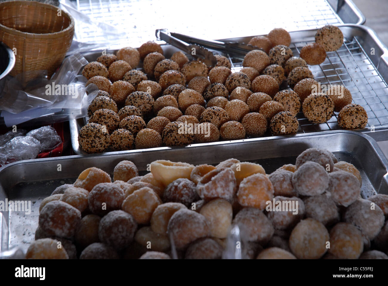 Un plateau de Jian Dui (boules de sésame), une pâtisserie frite traditionnelle chinoise faite à partir de farine de riz gluant et enrobée de graines de sésame, Bangkok, Thaïlande. Banque D'Images
