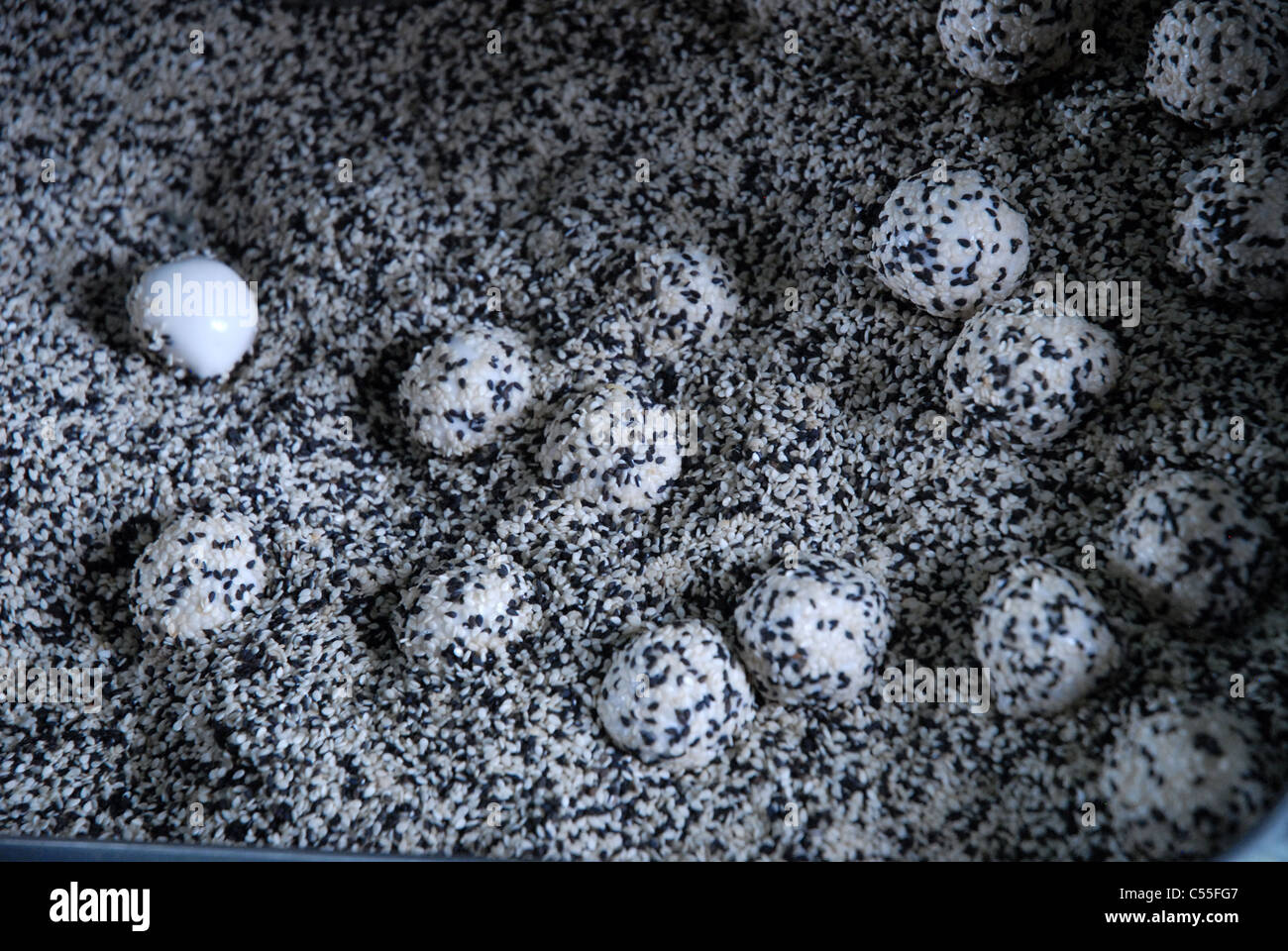 Un plateau de Jian Dui (boules de sésame), une pâtisserie frite traditionnelle chinoise faite à partir de farine de riz gluant et enrobée de graines de sésame, Bangkok, Thaïlande. Banque D'Images