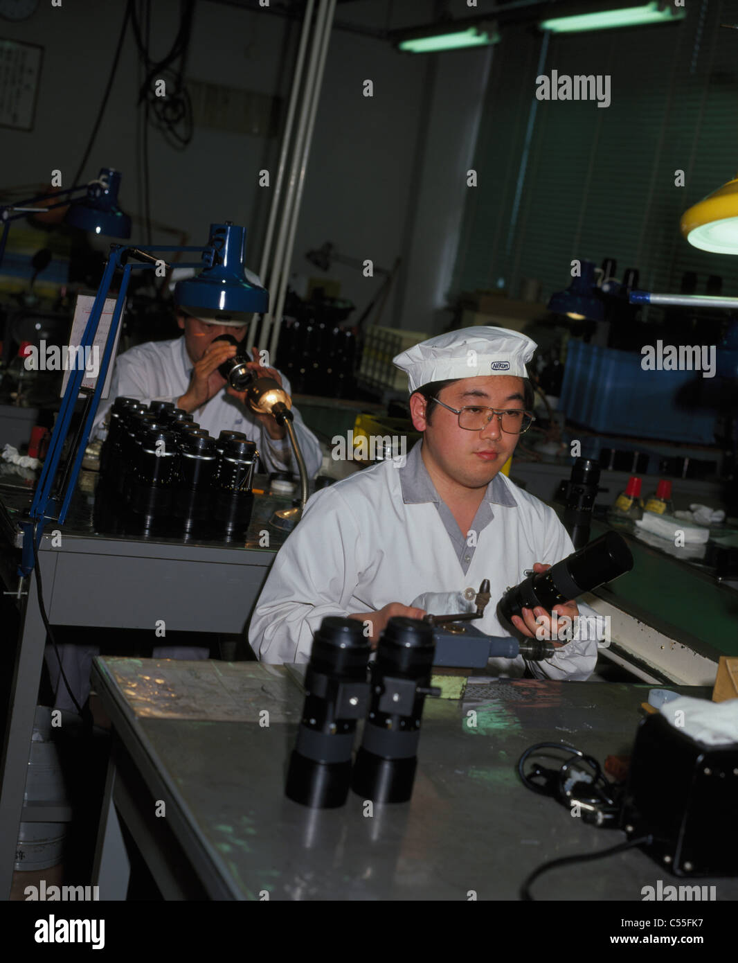 Japon, Tokyo, ouvriers d'usine produisant les objectifs d'appareil photo Banque D'Images