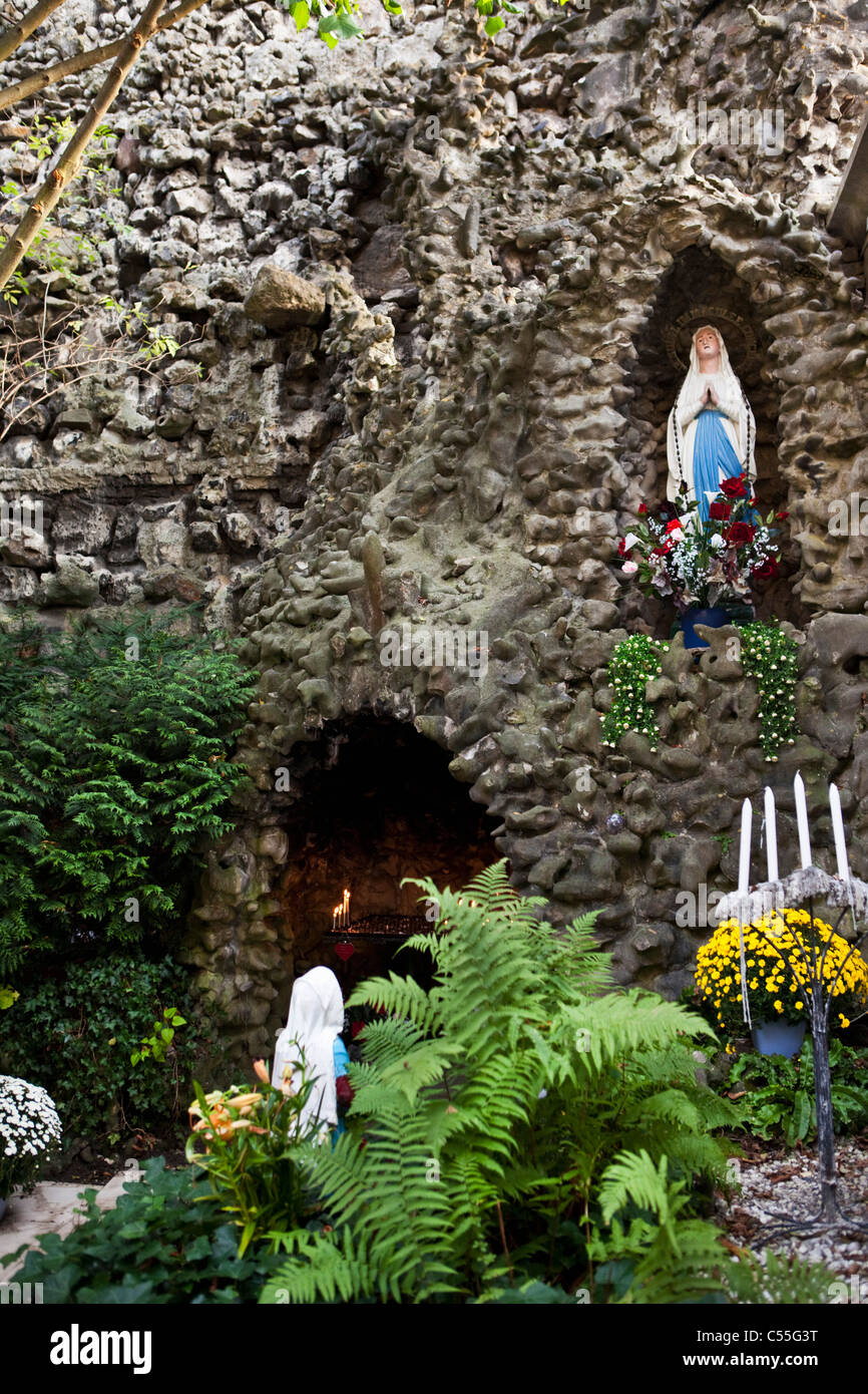 Les Pays-Bas, Maastricht, réplique de grotte de Lourdes. Banque D'Images
