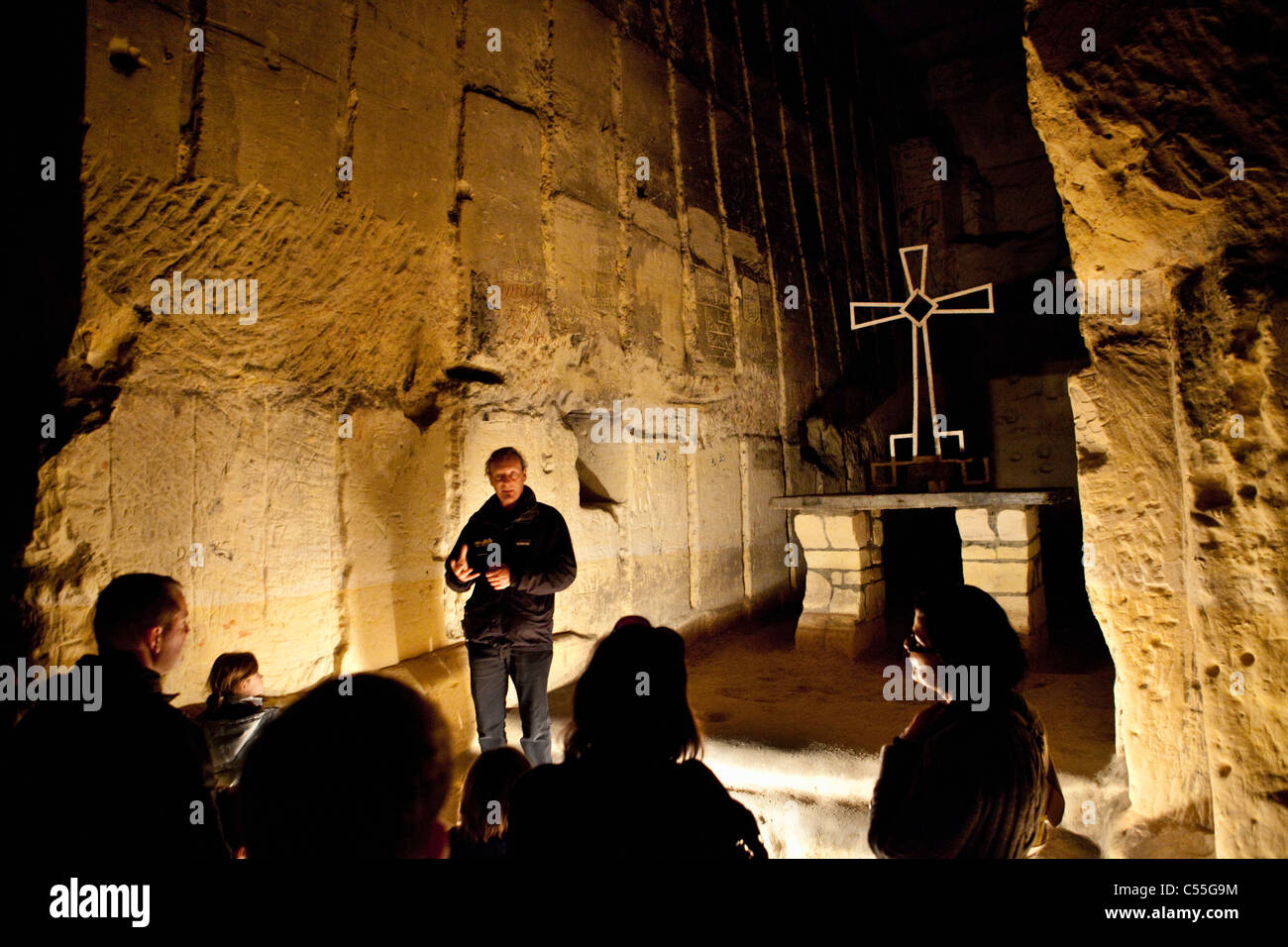 Les Pays-Bas, Maastricht, Guide parlant à groupe touristique sur l'histoire des grottes dans la région de Sint Pietersberg. Banque D'Images