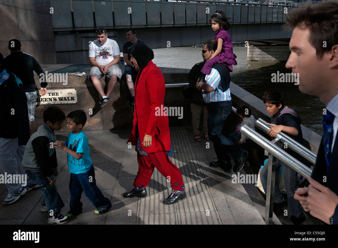 Les touristes du pont de Londres Angleterre Banque D'Images