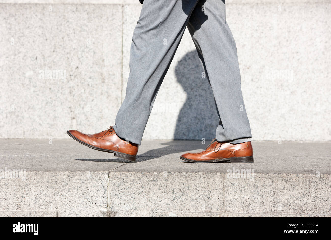 Les jambes de l'homme avec chaussures brunes en faisant un pas en avant Banque D'Images