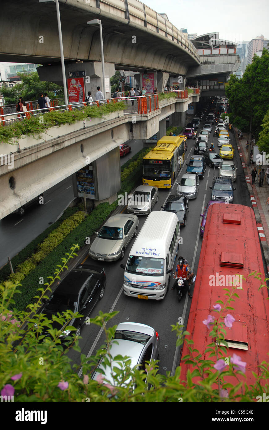 La circulation à proximité du Monument de la victoire de Bangkok Thaïlande Banque D'Images