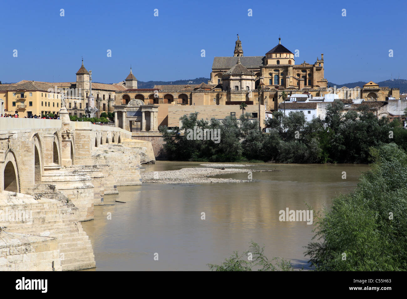 [Le Puente Romano] [Pont Romain] sur le [Rio Guadalquivir] Cordoue, Andalousie, Espagne, avec la mosquée Mezquita derrière Banque D'Images