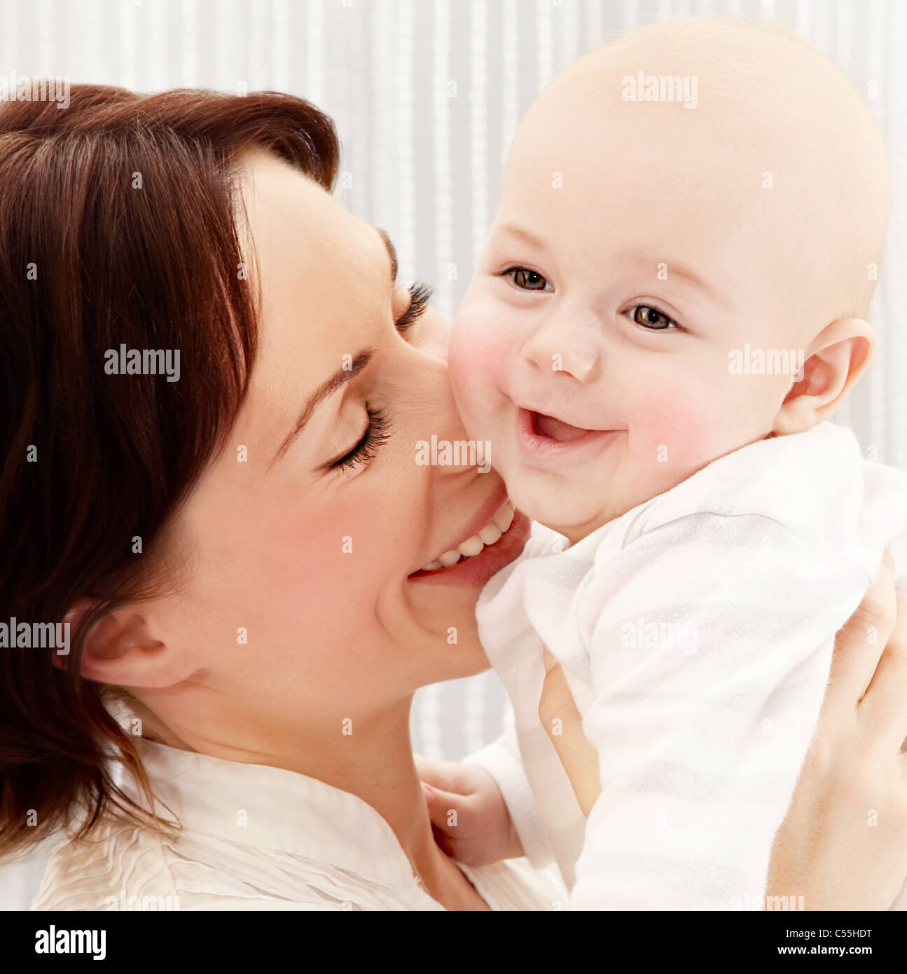 Heureux jeune mère tenant un bébé garçon, jouer, rire s'amuser en famille  en bonne santé concept Photo Stock - Alamy