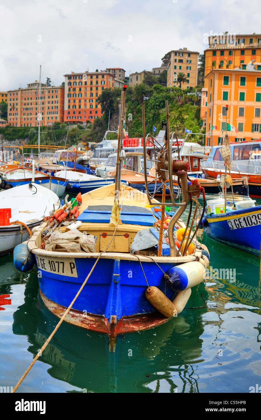Bateau de pêche dans le vieux port de la ville en Ligurie Camogli Banque D'Images