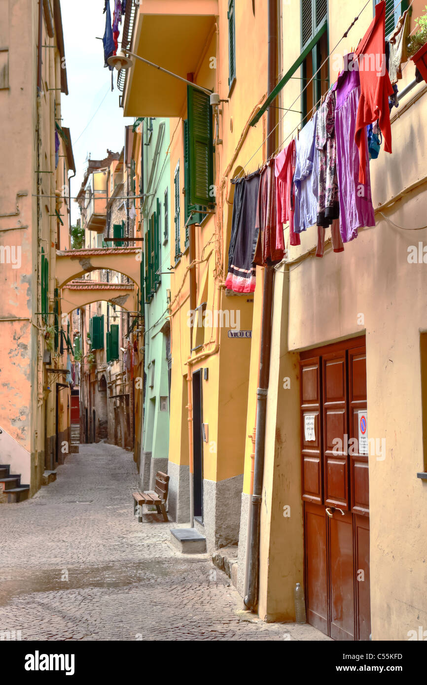 Ville médiévale de Taggia Liguria, Italie, avec de nombreuses rues tortueuses Banque D'Images