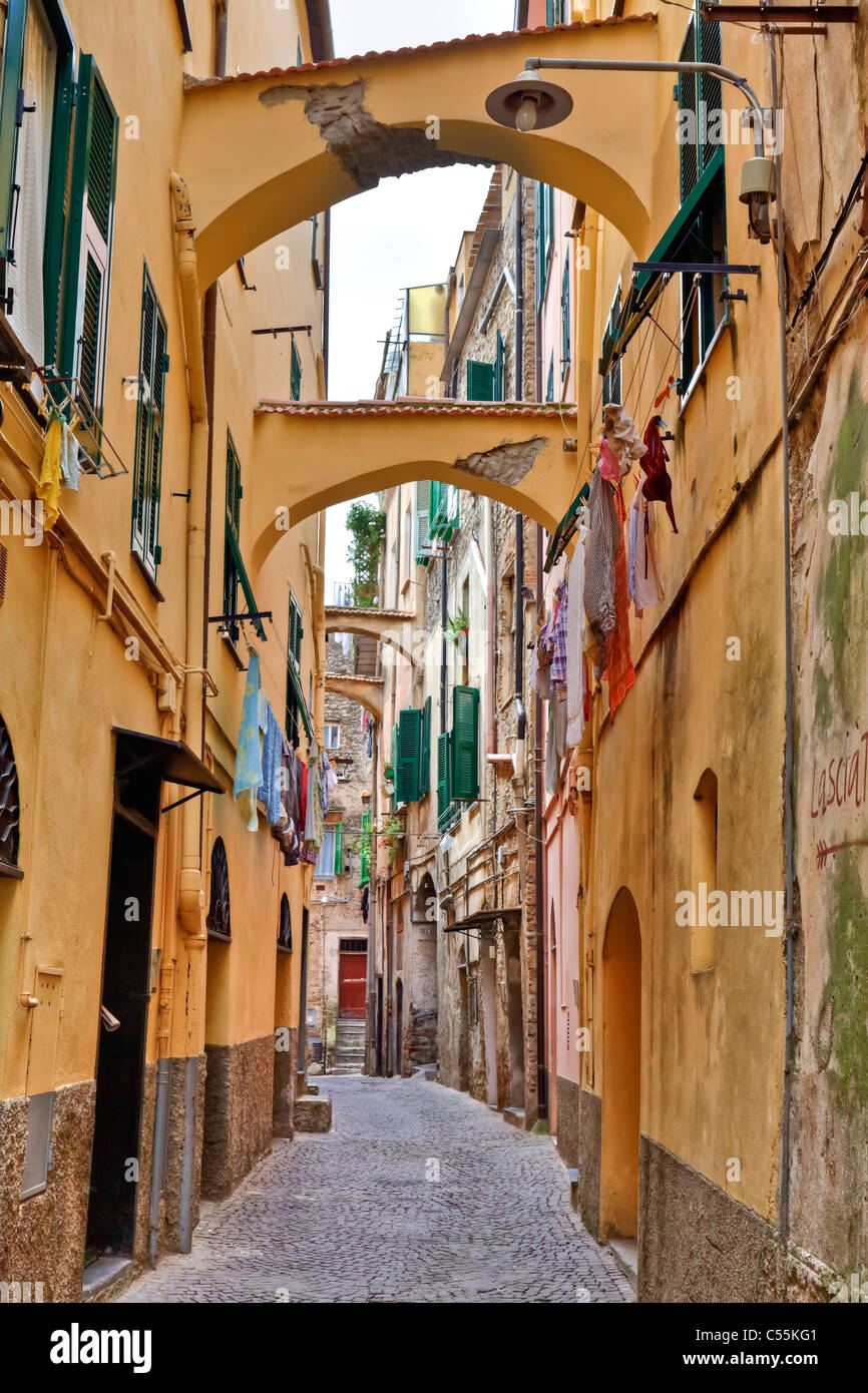 Ville médiévale de Taggia Liguria, Italie, avec de nombreuses rues tortueuses Banque D'Images