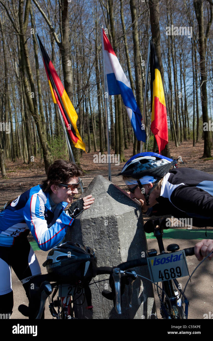 Les Pays-Bas, Vaals, Drielandenpunt, où la Hollande, l'Allemagne et la Belgique. Les cyclistes de tourversion Amstel Gold Race 2010 Banque D'Images