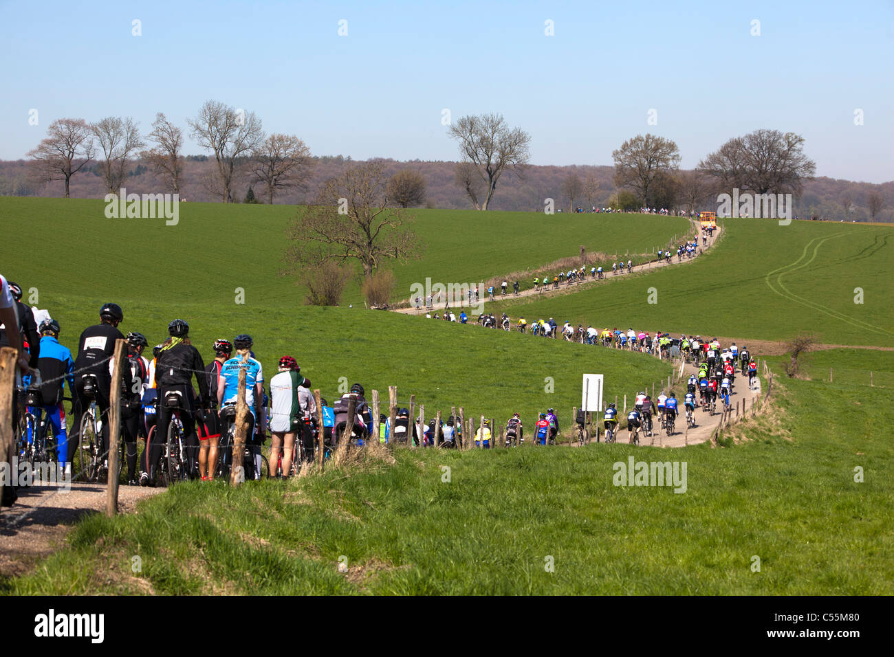 Les Pays-Bas, Epen. Les cyclistes qui prennent part à des tourversion Amstel Gold Race. Banque D'Images