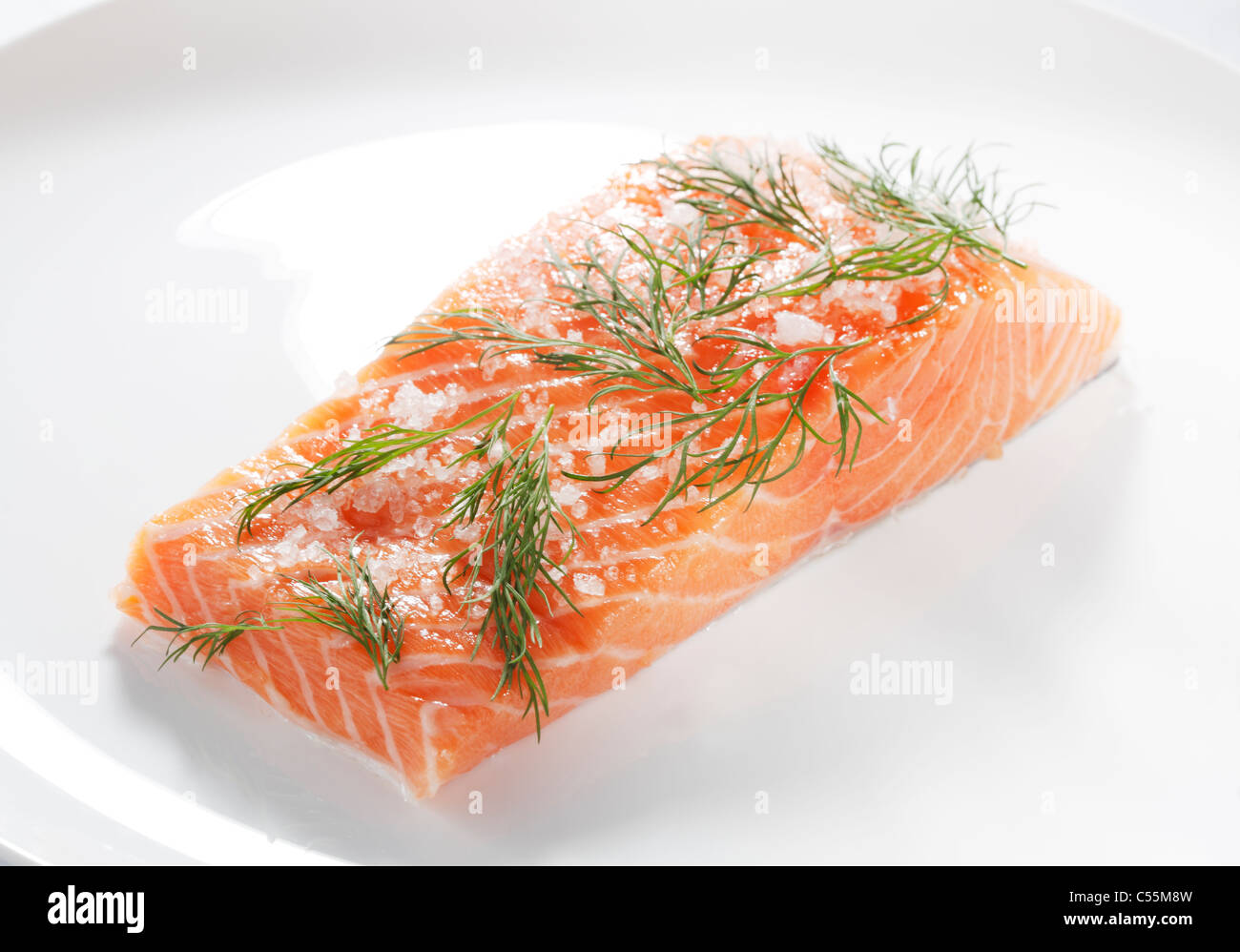 Le sel et le sucre guéri, saumon Gravlax scandinave traditionnelle appelée "' sur une plaque blanche. Banque D'Images