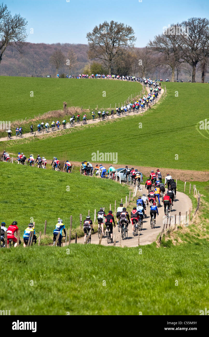 Les Pays-Bas, Epen. Les cyclistes qui prennent part à des tourversion Amstel Gold Race. Banque D'Images