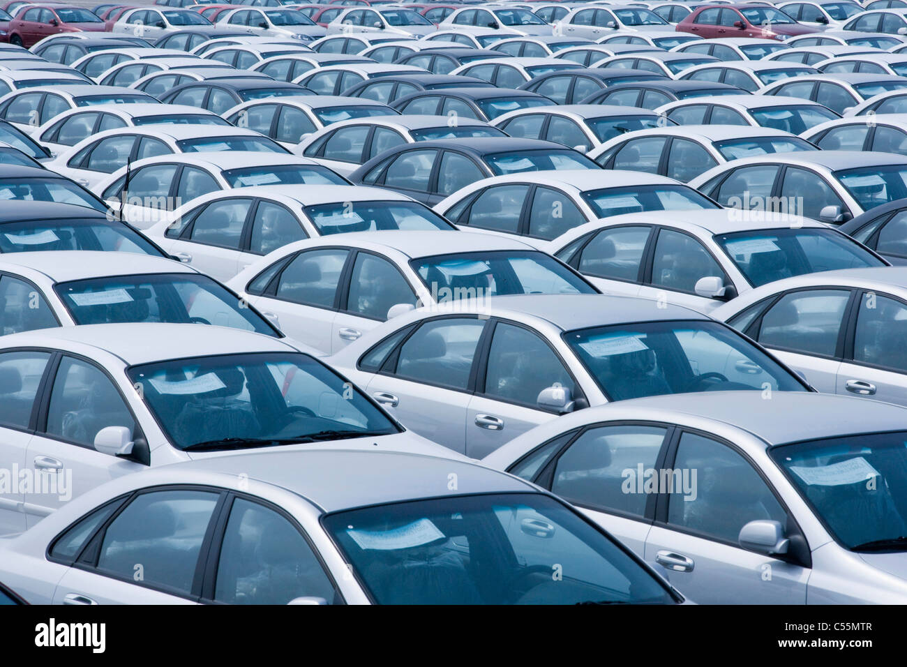 Parking voitures dans le lot être fulled Banque D'Images