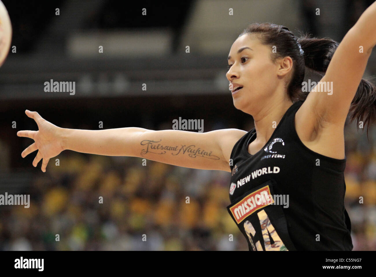 Maria 08.07.2011 Tutaia de Nouvelle-Zélande en action pendant le quart de finale entre la Nouvelle-Zélande et l'Afrique du Sud, Mission Foods World Championships 2011 Netball du Singapore Indoor Stadium à Singapour. Banque D'Images