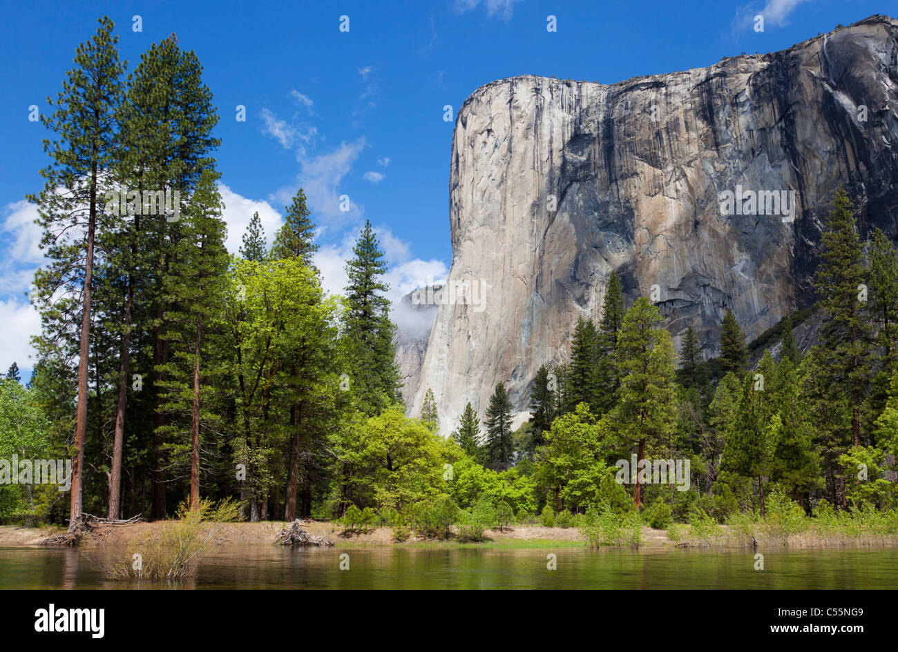 Yosemite National Park El Capitan avec la Merced river qui coule à travers la vallée de Yosemite Yosemite National Park California Banque D'Images