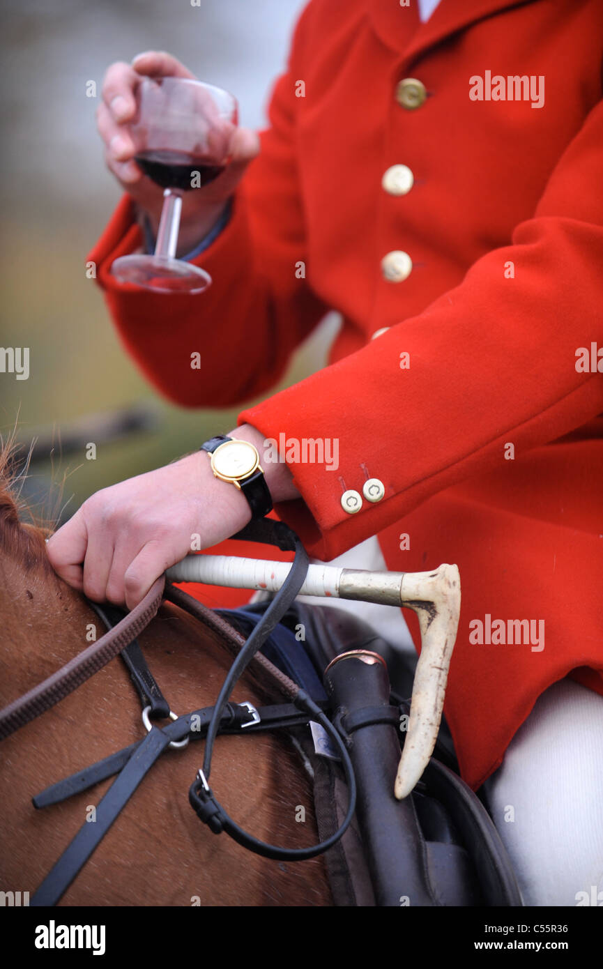 Détail d'un chasseur profitant de l'étrier traditionnelle tasse lors d'une réunion de recherche de Cotswold à Spoonley ferme près de Winchcombe, Glouceste Banque D'Images