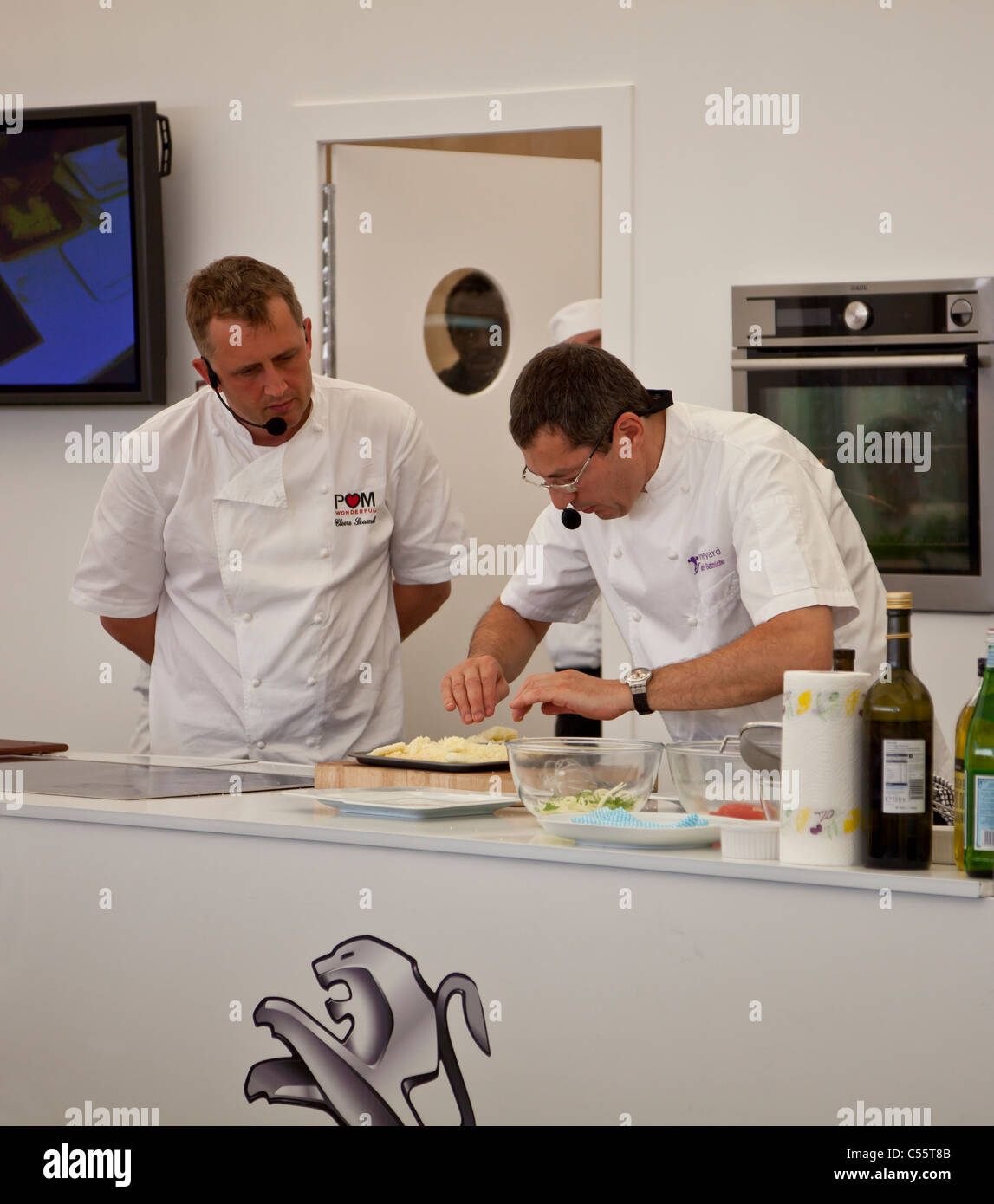 Le célèbre chef français Daniel Galmiche faisant une démonstration culinaire à l'goût d'Édimbourg 2011 événement au Meadows Banque D'Images