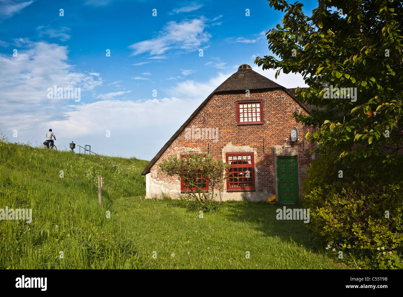 Les Pays-Bas, Woudrichem, maison près de digue de protection contre les inondations de la rivière Maas. Banque D'Images Les Pays-Bas, Woudrichem, maison près de digue de protection contre les inondations de la rivière Maas. Banque D'Images