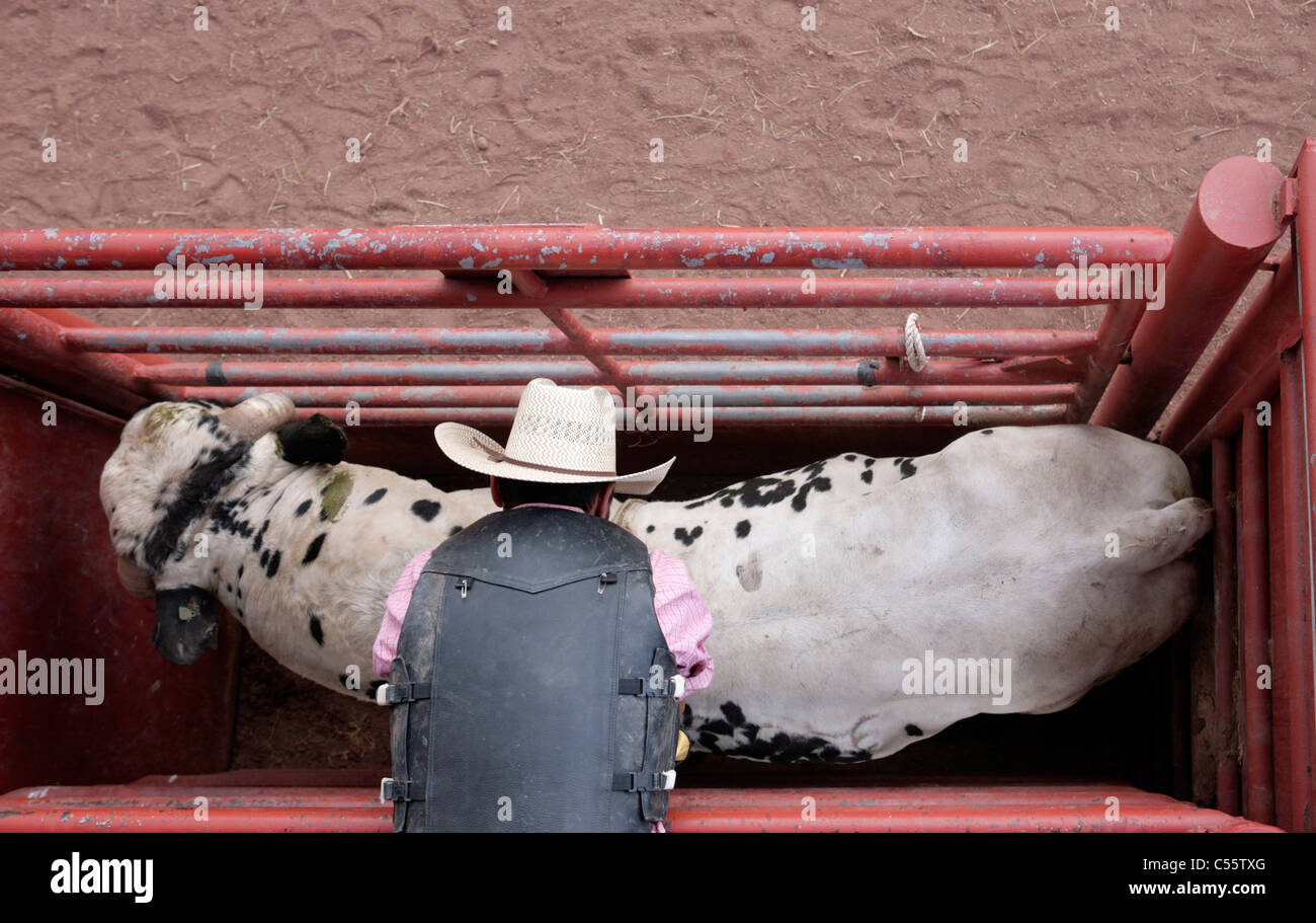 Participant à la conférence annuelle tenue à rodéo indien, Nouveau Mexique Mescalero, obtenir un prêt pour le bull bull riding la concurrence. Banque D'Images