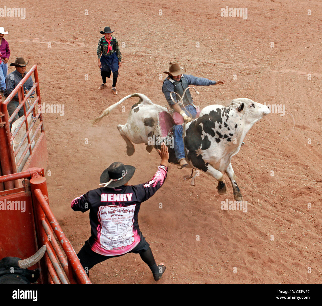Concurrent sur le bull riding événement au rodéo indien annuel tenu à Mescalero, Nouveau Mexique. Banque D'Images