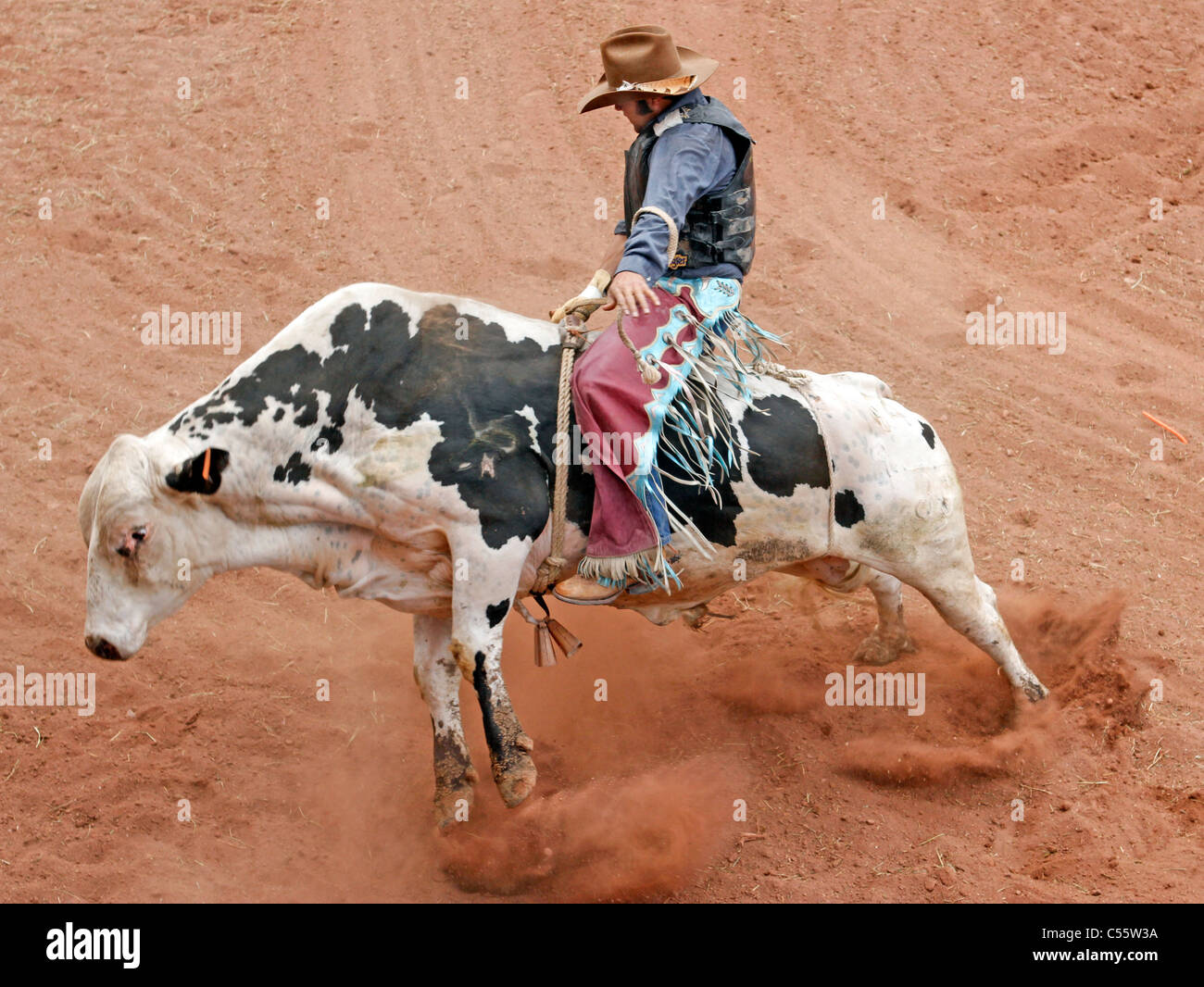 Concurrent sur le bull riding événement au rodéo indien annuel tenu à Mescalero, Nouveau Mexique. Banque D'Images