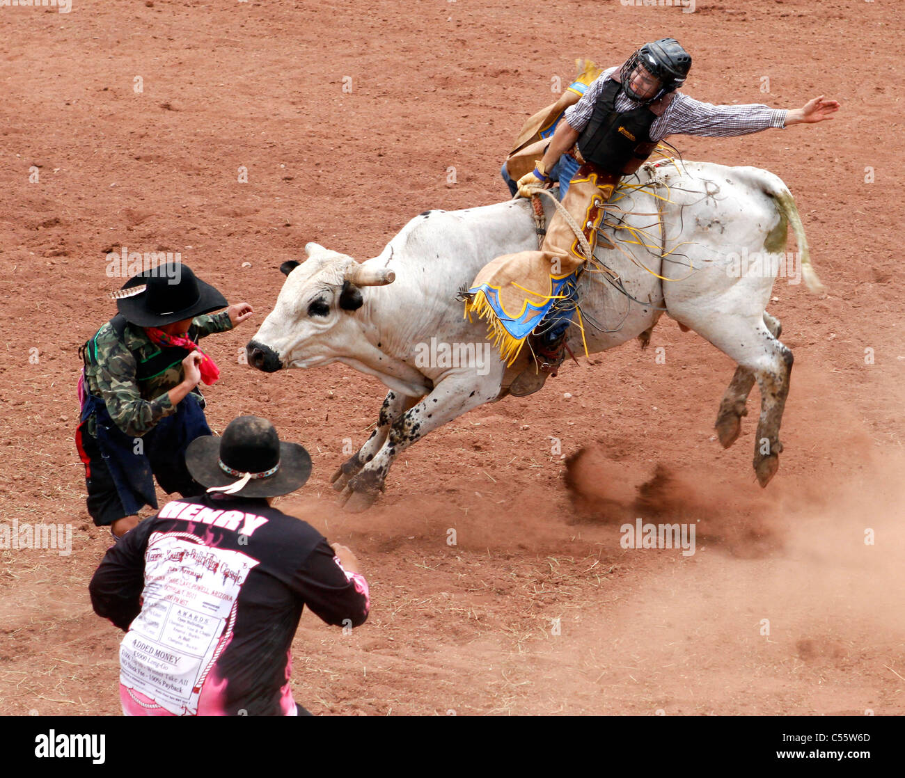 Concurrent sur le bull riding événement au rodéo indien annuel tenu à Mescalero, Nouveau Mexique. Banque D'Images