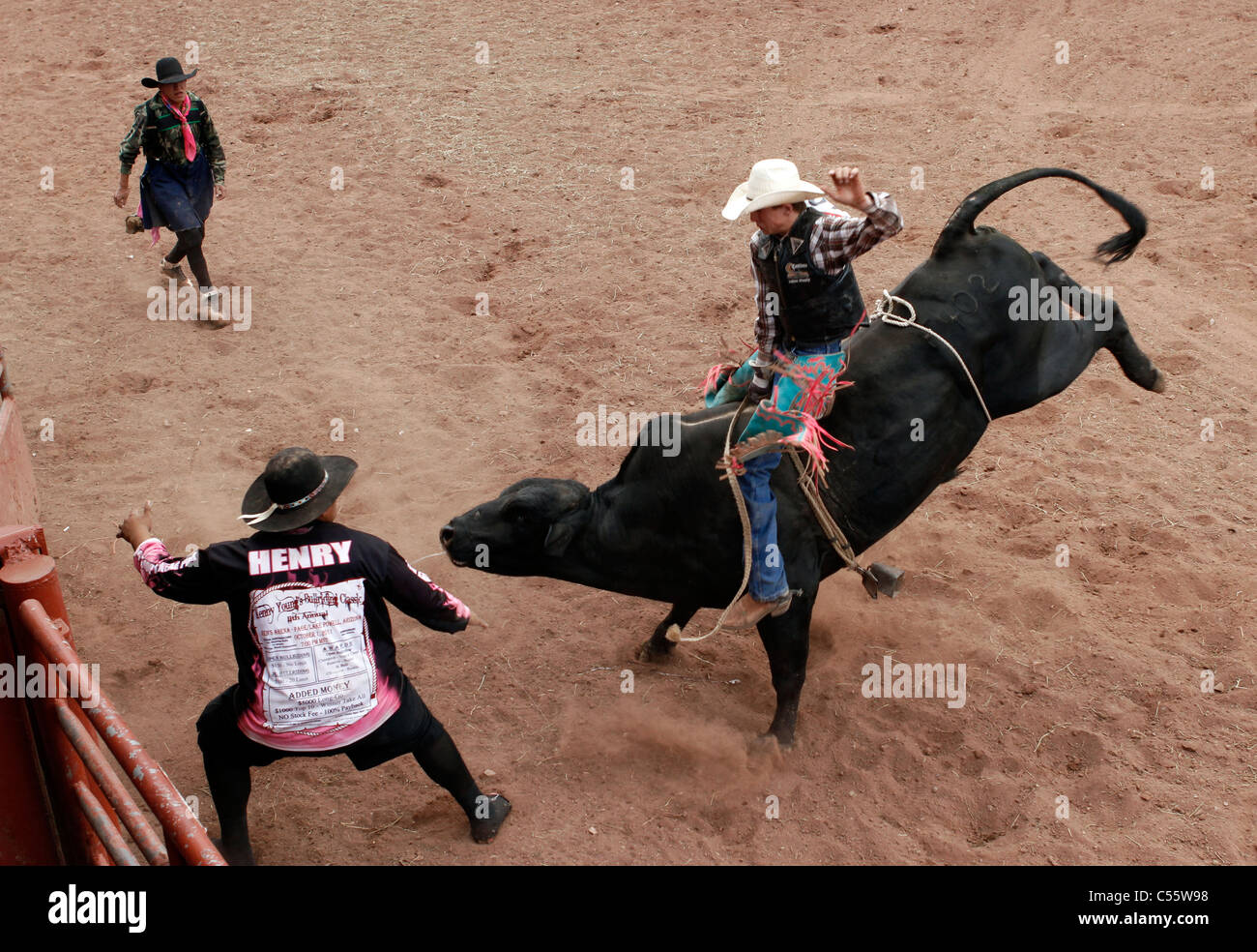 Concurrent sur le bull riding événement au rodéo indien annuel tenu à Mescalero, Nouveau Mexique. Banque D'Images