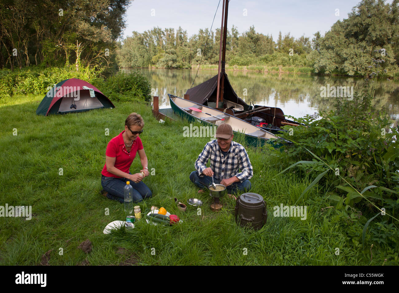 Les Pays-Bas, Amsterdam, le parc national De Biesbosch. La préparation des aliments sur camping. Banque D'Images