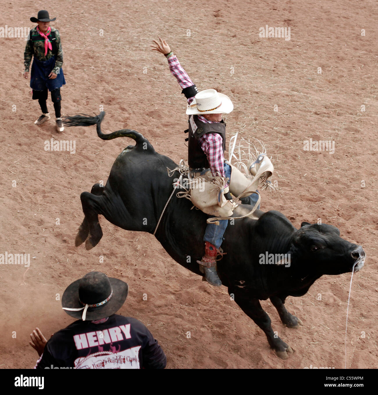 Concurrent sur le bull riding événement au rodéo indien annuel tenu à Mescalero, Nouveau Mexique. Banque D'Images