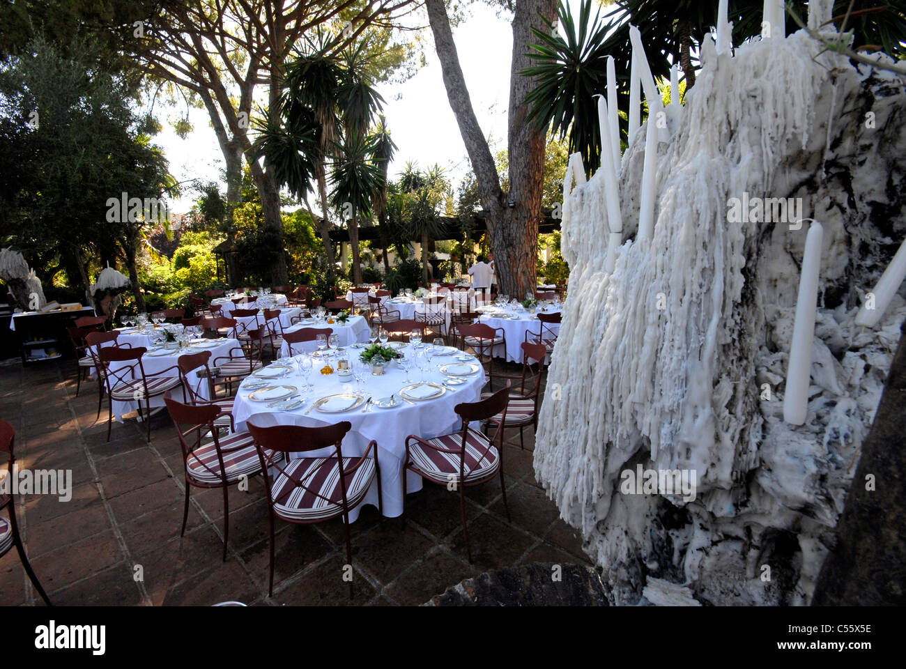 Grande sculpture cire lumière dans le jardin de la Marbella Club Banque D'Images